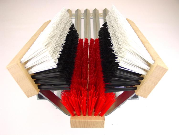 Stollenreiniger mit Gitterrost roter Bodenbürste und weiß/schwarzen Seitenbürsten