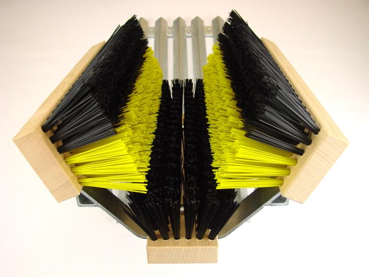 Stollenreiniger_ mit Gitterrost schwarzer Bodenbürste und schwarz/gelben Seitenbürsten