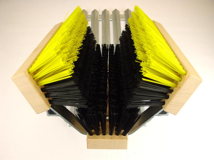 Stollenreinige_r mit Gitterrost mit schwarzer Bodenbürste und gelb/schwarzen Seitenbürsten