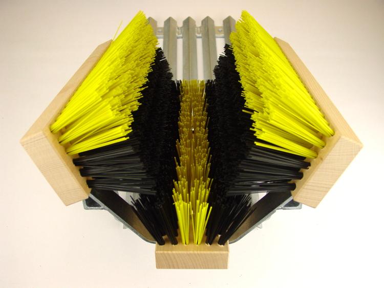 Stollenreiniger_ Gitterrost  mit schwarz-gelb-schwarzer Bodenbürste und gelb/schwarzen Seitenbürsten