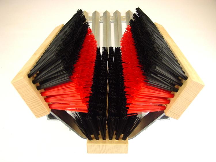 Stollenreiniger_ mit Gitterrost und schwarzer Bodenbürste und schwarz/roten Seitenbürsten