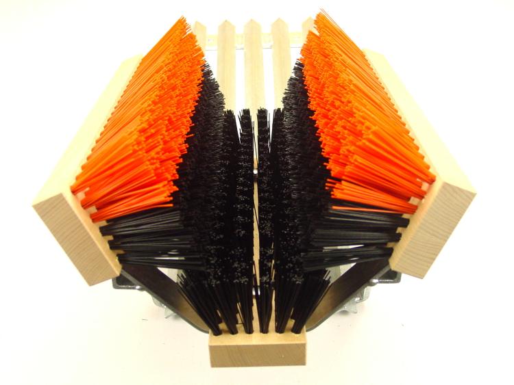 Stollenreiniger_ mit Gitterrost  schwarzer Bodenbürste und orange/schwarzen