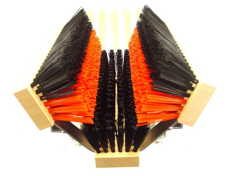 Stollenreiniger_ mit Gitterrost schwarzer Bodenbürste und schwarz/orangen Seitenbürsten